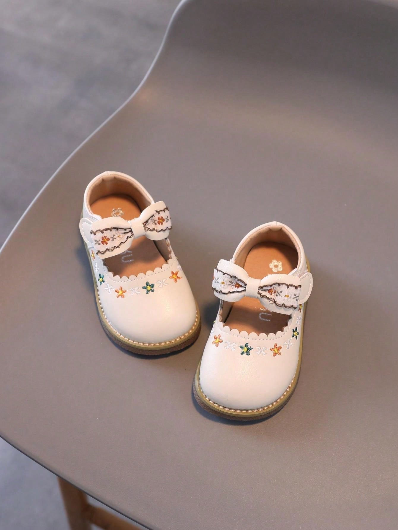 1 Par de Sapatos para Meninas com laço, sola leve e macia.