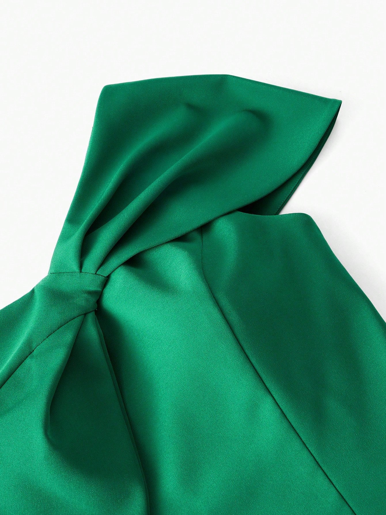 VESTIDO MIDI SLIM FIT COM DETALHE DE LAÇO GRANDE DE UM OMBRO ÚNICO