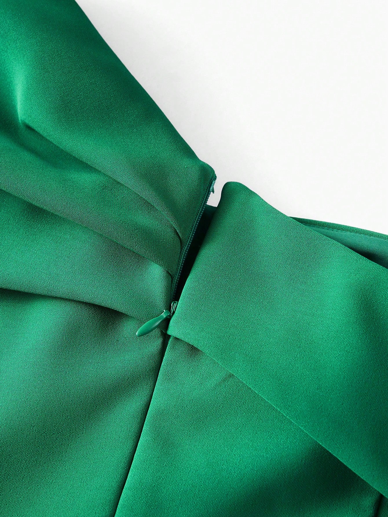 VESTIDO MIDI SLIM FIT COM DETALHE DE LAÇO GRANDE DE UM OMBRO ÚNICO
