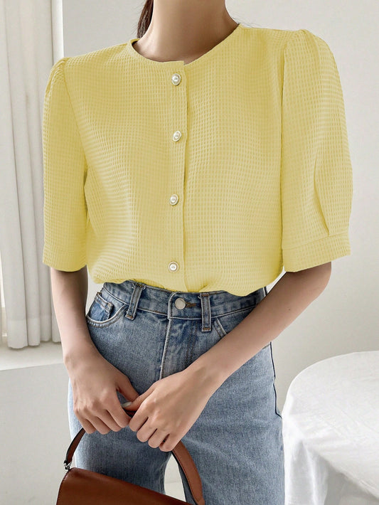 Blusa Feminina de Manga Curta com Botões e Gola Redonda, Moda, Solta e Confortável, Amarelo Claro