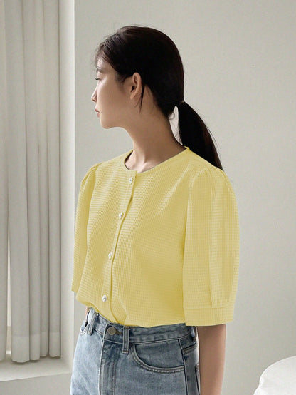 Blusa Feminina de Manga Curta com Botões e Gola Redonda, Moda, Solta e Confortável, Amarelo Claro