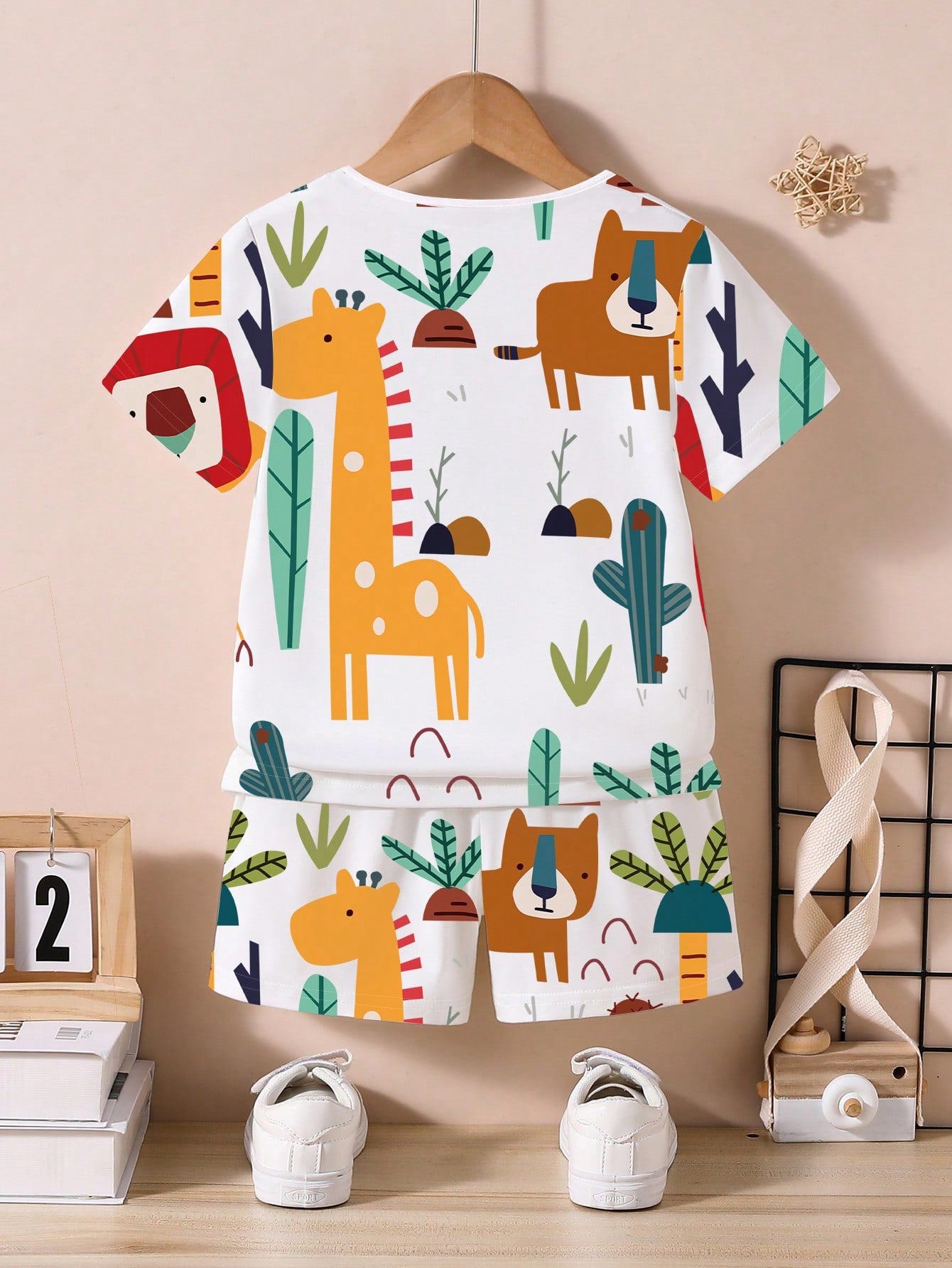 2 peças/Conjunto Camiseta de Manga Curta e Gola Redonda com Estampa Allover Menino Jovem e Shorts Casuais e Fashion