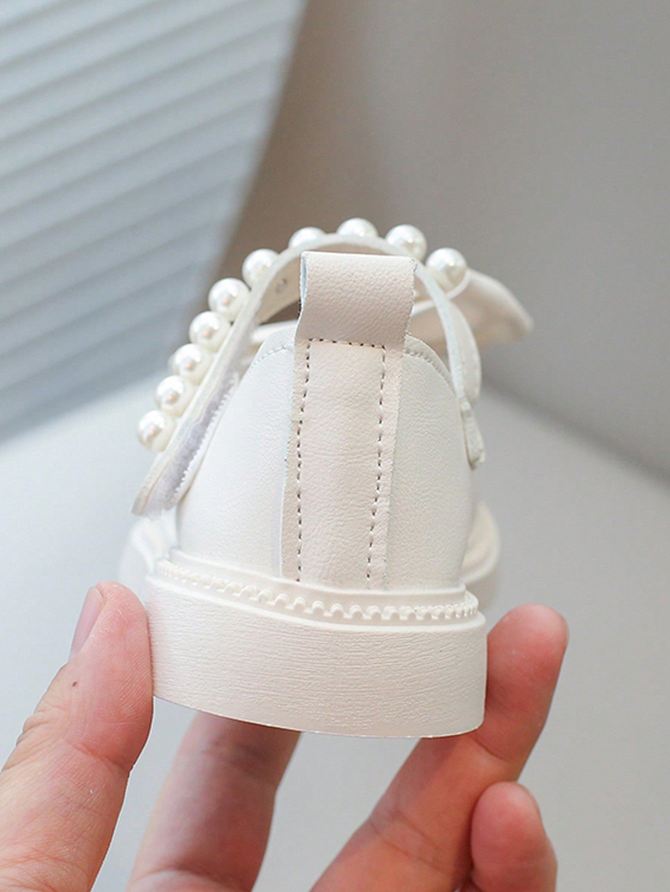 1 par Sapatos fashion e fofos com laço de fita, pérola, gancho e loop, antiderrapantes.